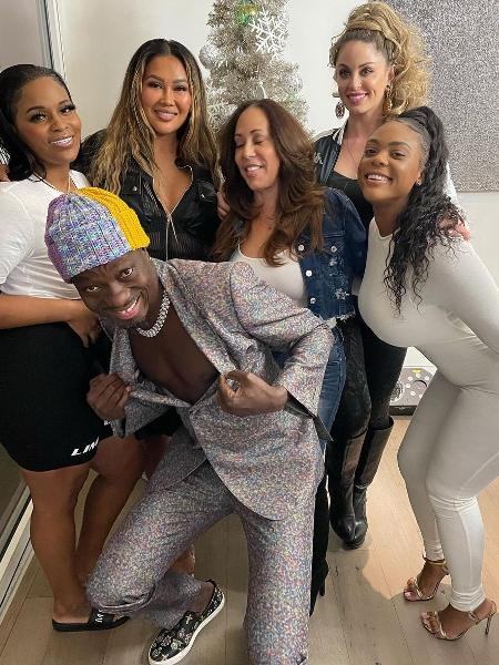 Michael Blackson posa com várias mulheres em seu Instagram - Reprodução/Instagram