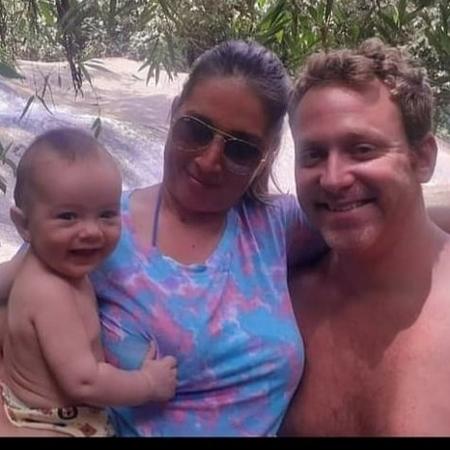 Sérgio Hondjakoff posa com a mulher e com o filho bebê - Reprodução / Instagram