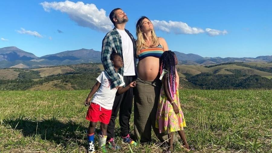 Bruno Gagliasso ao lado da família em rancho no Rio de Janeiro - Reprodução/Instagram