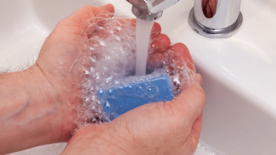 Lavagem de mãos evitam a contaminação de cateteres, sondas e tubos tão necessários para estabilizar o paciente em UTI - Getty Images / BBC News Brasil