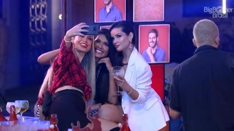 Selfie Sarah - Reprodução/ Globoplay - Reprodução/ Globoplay