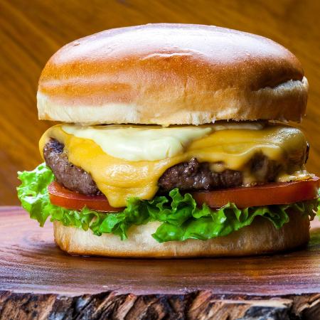 Óleo, molhos, vegetais: veja pontos de atenção ao preparar hambúrgueres em casa - iStock