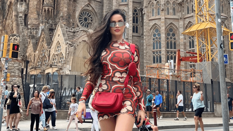 Juliette precisou mudar de roupa para visitar a igreja Sagrada Família, na Espanha - Instagram