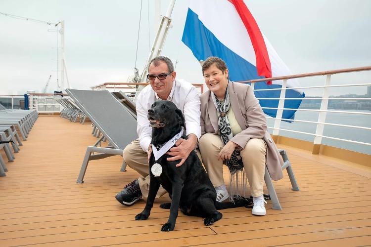 A cadela Joska e os donos, Cornelis e Connie, a bordo de cruzeiro - Holland America Line/Divulgação - Holland America Line/Divulgação