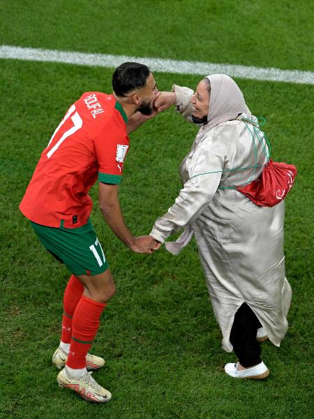 Sofiane Boufal, do Marrocos, comemora com a mãe após classificação na Copa do Qatar. - JUAN MABROMATA / AFP