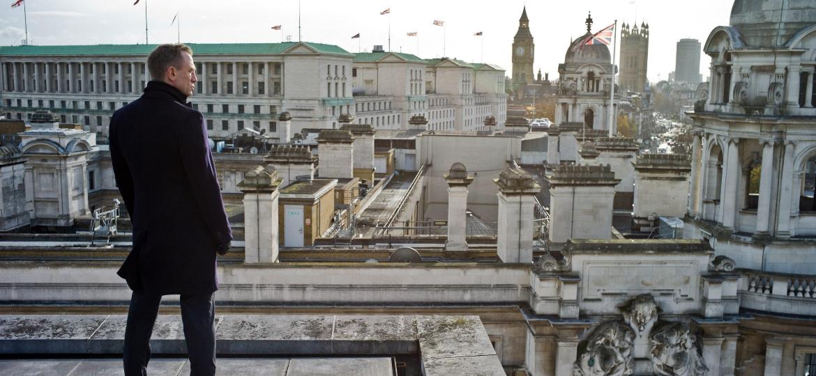 Daniel Craig como James Bond no topo do OWO, em Londres, no filme "Skyfall" - Divulgação