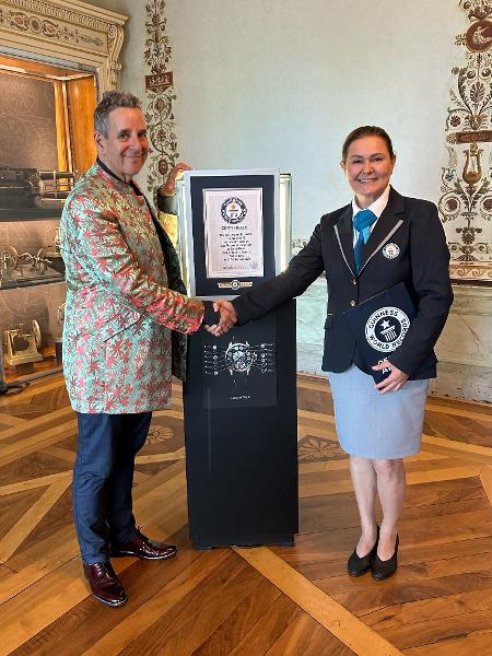CEO da Les Ateliers Louis Moinet, Jean-Marie Scharller recebe certificado de recorde do Guinness World Records