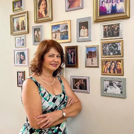 Narjara Turetta posa para foto em apartamento onde vive no Rio de Janeiro