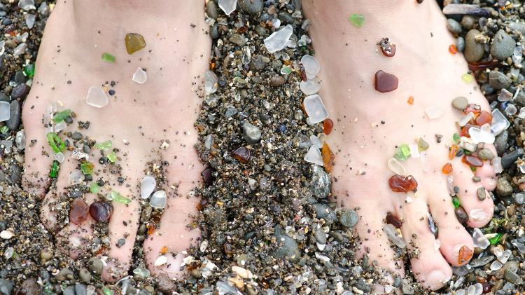 A areia da praia é composta por pequenos pedaços de vidro