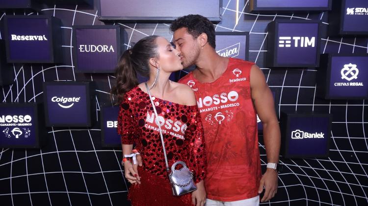 Larissa Manoela e André Luiz Frambach se beijam em camarote da Sapucaí