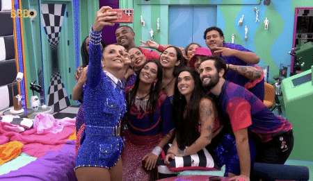BBB 24: Ivete Sangalo tira selfie com os brothers