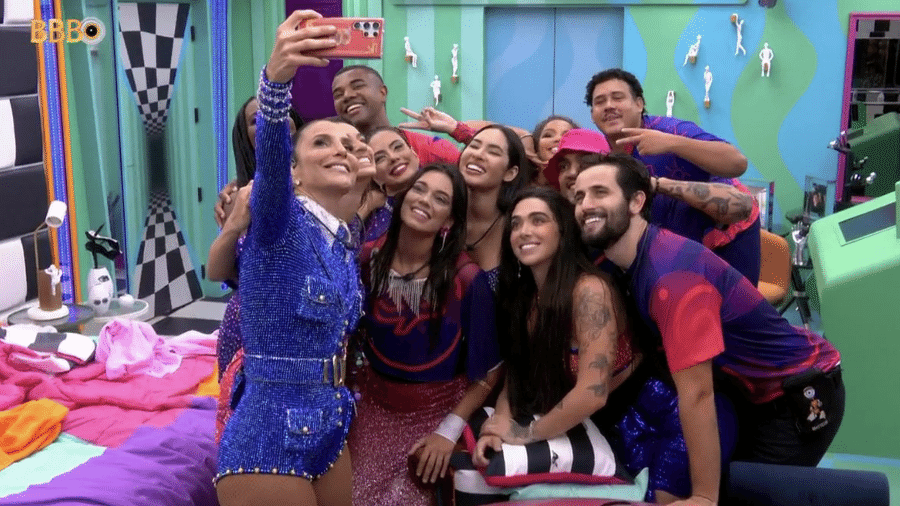 BBB 24: Ivete Sangalo tira selfie com os brothers