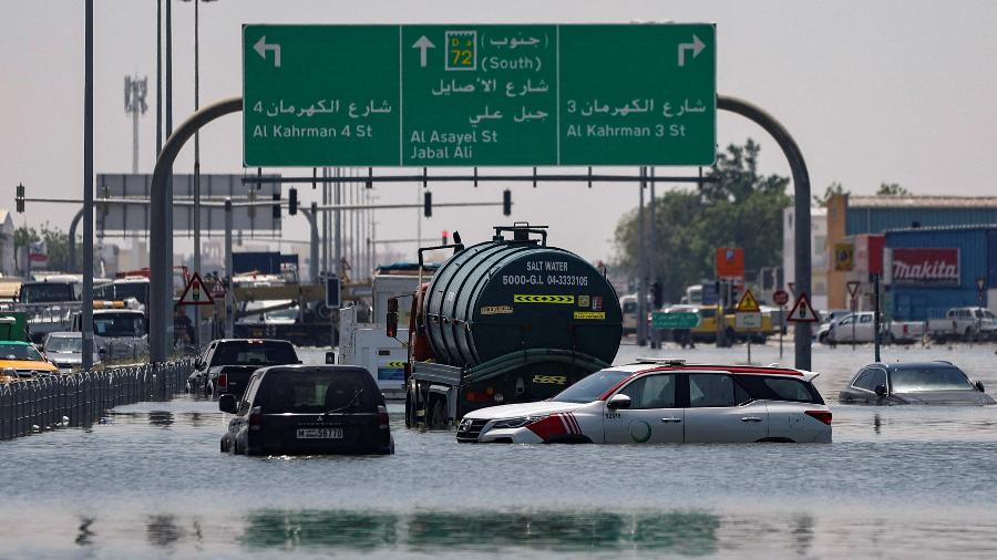 Enchente em Dubai, nos Emirados Árabes, é exemplo de evento climático extremo