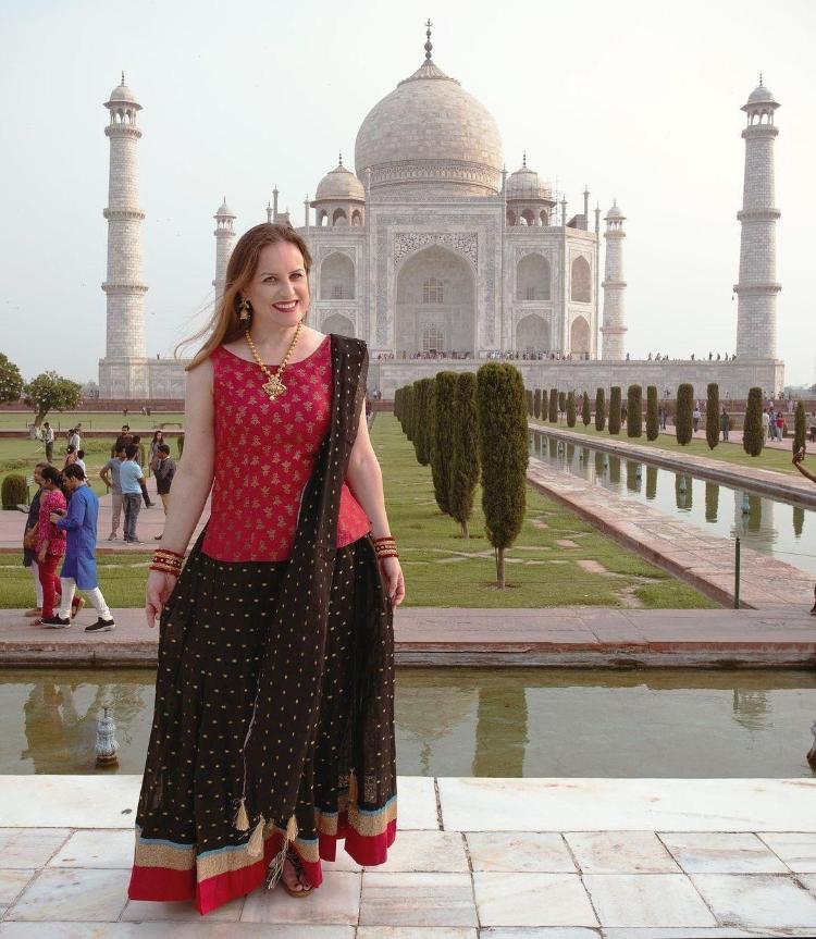 Alessanddra em frente ao Taj Mahal