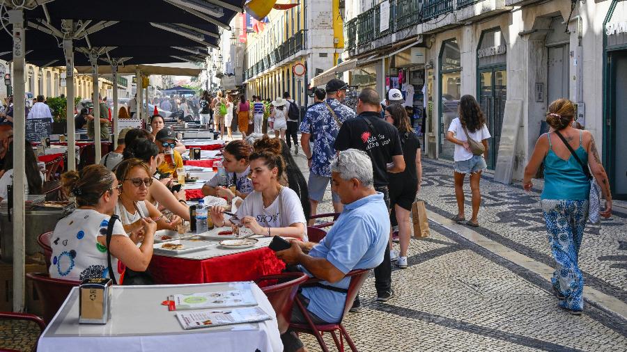 Turistas nas mesas dos restaurantes de Lisboa