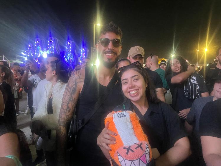 Rock in Rio: Tiago Rocha e a namorada, Julia Ribeiro, também garantiram uma 'lembrança' do show de Whindersson Nunes