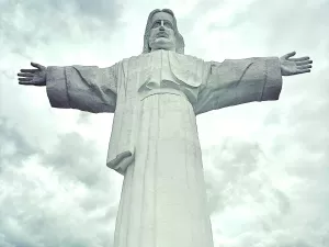 Indonésia tem maior monumento de Cristo do mundo, 23 m maior que o Redentor