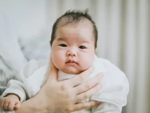 Você sabe qual a melhor posição para o bebê arrotar? Especialista te conta