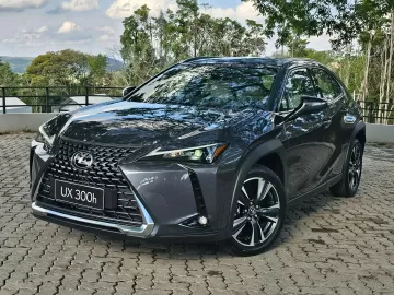 Rafaela Borges: Lexus UX 300h é SUV premium de entrada com ótimo custo-benefício  