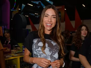 Patricia Abravanel chega à CCXP24 com camiseta em homenagem a Silvio Santos