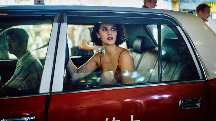 Entre o ambiente asséptico do hotel em que trabalha e as nada perfeitas ruas de Bangkok, Emmanuelle busca seu desejo Entre o ambiente asséptico do hotel em que trabalha e as nada perfeitas ruas de Bangkok, Emmanuelle busca seu desejo