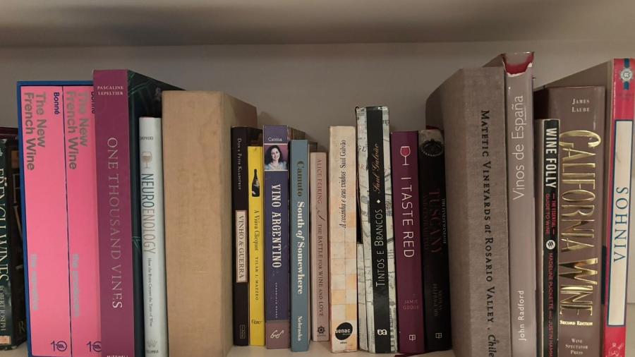Esse é um pedacinho da minha biblioteca sobre vinhos Esse é um pedacinho da minha biblioteca sobre vinhos