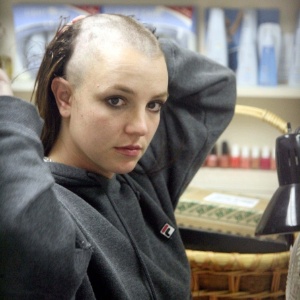 Britney Spears em um momento tenso de sua vida capilar - Reprodução/Facebook - Reprodução/Facebook