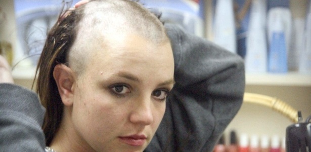 Britney Spears em um momento tenso de sua vida capilar - Reprodução/Facebook - Reprodução/Facebook