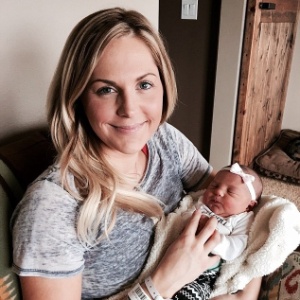 Brynn Johnson, 32, comemora o nascimento da filha mais nova Mynrow - Reprodução/Facebook - Reprodução/Facebook