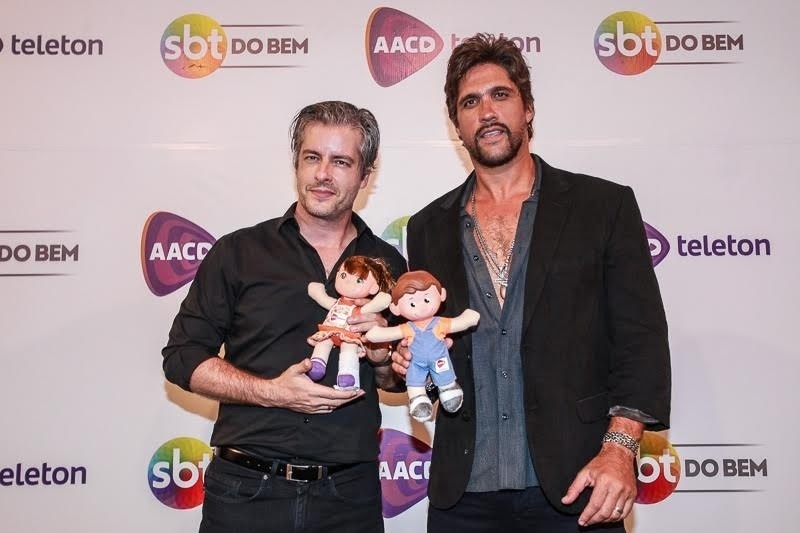 23.out.2015 - A dupla sertaneja Victor e Leo chegaa para o primeiro dia de arrecadações do Teleton 2015, no SBT. A maratona beneficente quer arrecadar R$ 26 milhões destinados a manutenção e sustentabilidade das sedes da AACD (Associação de Assistência à Criança Deficiente) - Raphael Castello/AgNews