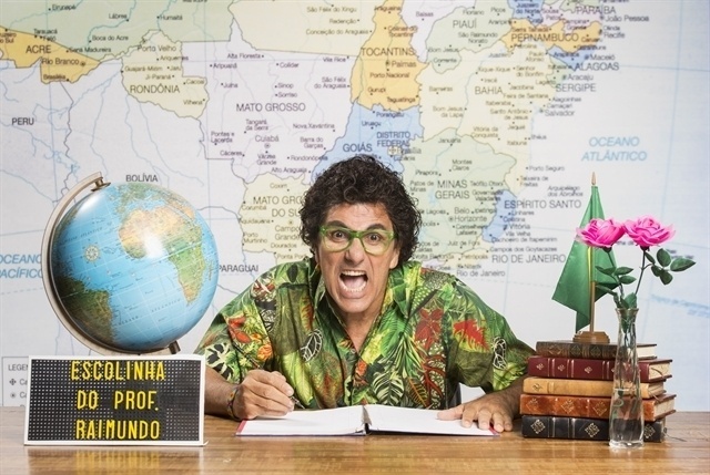 Evandro Mesquita vira Armando Volta, um puxa-saco assumido, que tenta comprar o professor Raimundo com presentes - João Miguel Júnior/TV Globo