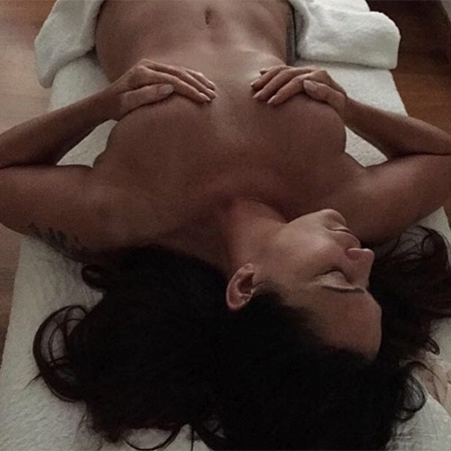 20.jan.2016 - Luiza Brunet deixou seus seguidores eufóricos ao postar foto de topless durante massagem. "Meu melhor momento", - Reprodução/Instagram/luizabrunet