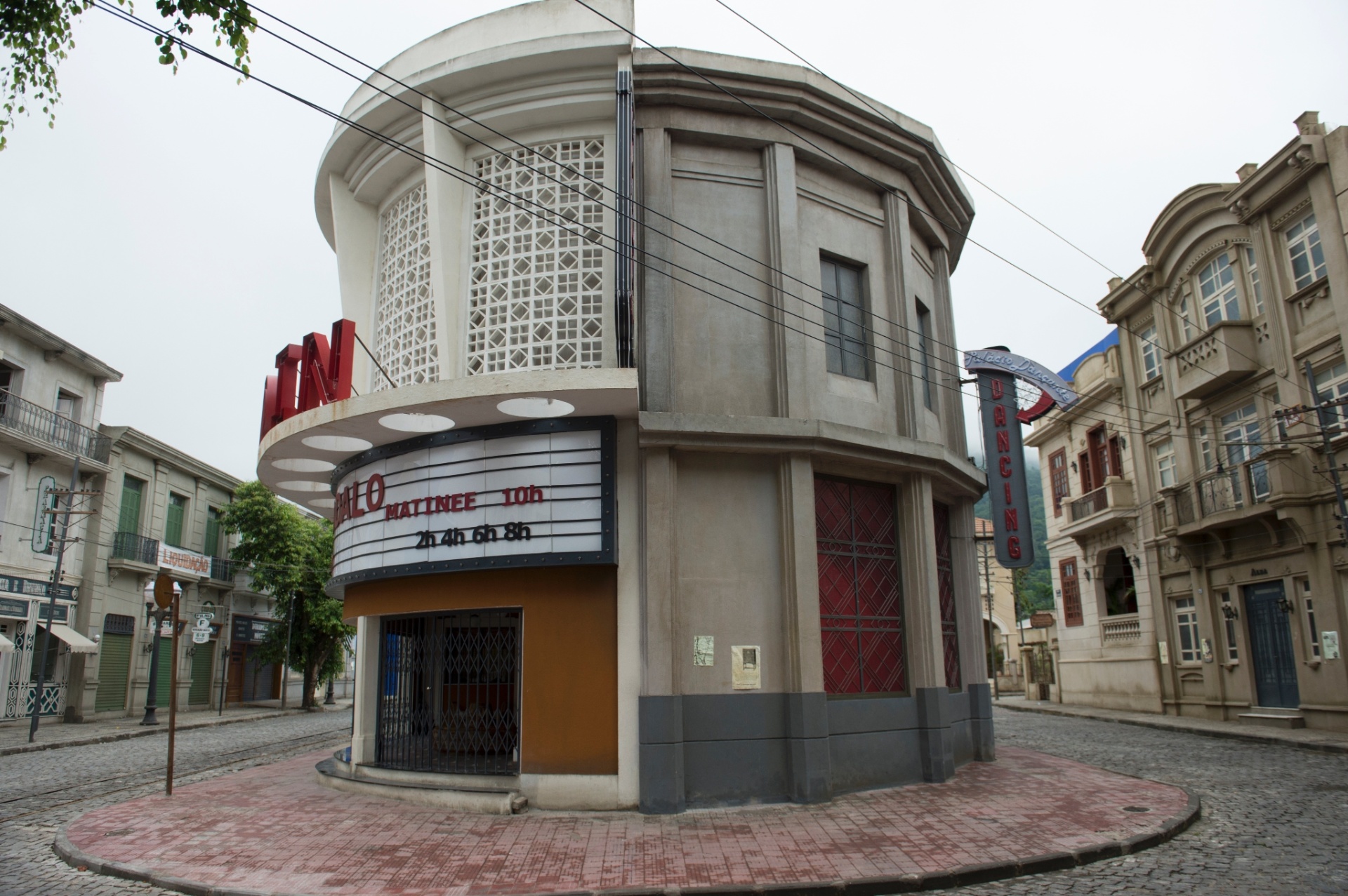 A entrada para o Táxi Dancing fica na rua atrás do cinema em "Êta Mundo Bom" - Estevam Avellar/TV Globo