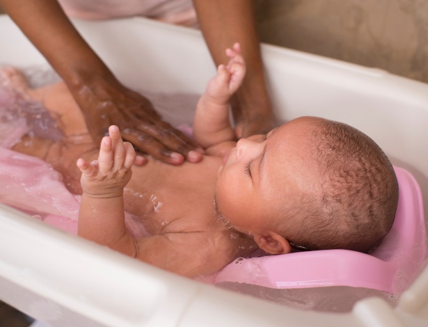 Para o banho, prefira sabonete líquido; a versão em bara acumula micro-organismos - Getty Images