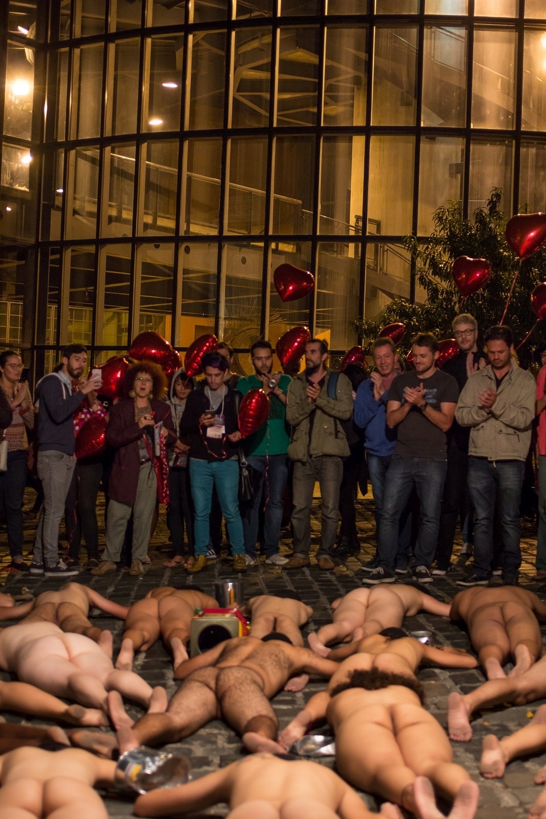 24.mar.2016 - Cena do espetáculo piauiense "Batucada", dirigido por Marcelo Evelin, no 25º Festival de Teatro de Curitiba - Humberto Araújo/Divulgação