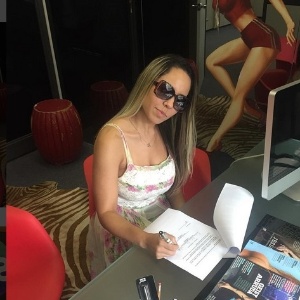 Renata Frisson assinou o contrato e prometeu um ensaio "destruidor" - Reprodução/Instagram/@mulhermelão - Reprodução/Instagram/@mulhermelão