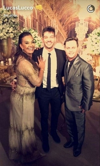 6.jul.2016- Lucas Lucco posa com a aniversariante Solange Couto e o marido dela, Jamerson Andrade - Snapchat/LucasLucco