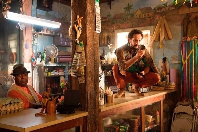 Irandhir Santos, o Bento, sobe no balcão do bar de Chico Criatura (Gésio Amadeu) em "Velho Chico" - Globo/ Estevam Avellar