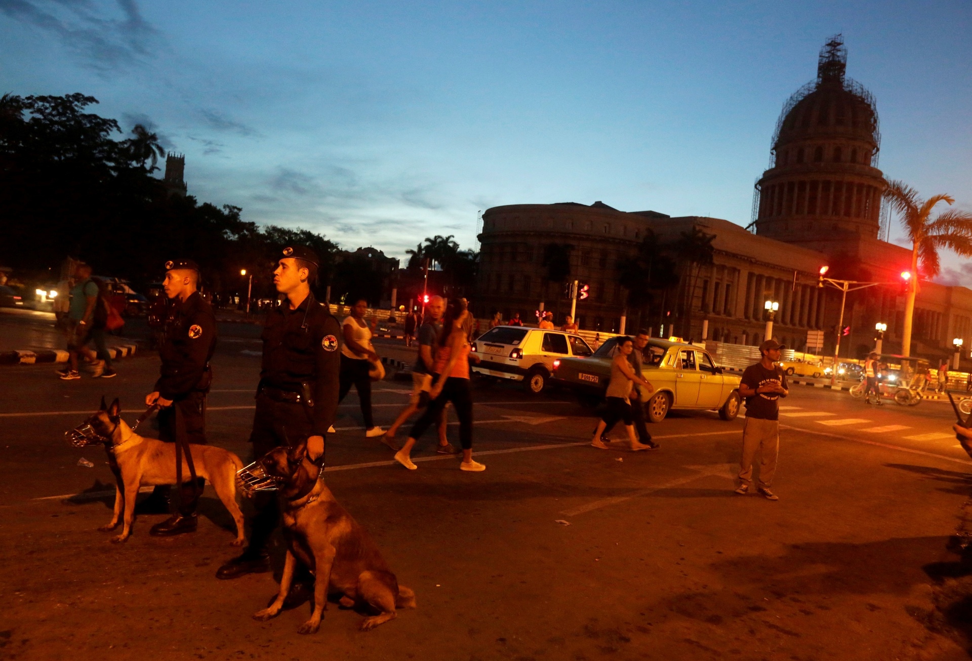 15.ago.2016 - Polícia faz a segurança dos arredores do hotel Saratoga, onde Madonna e sua comitiva estão hospedados em Havana, em Cuba - Alexandre Meneghini/Reuters
