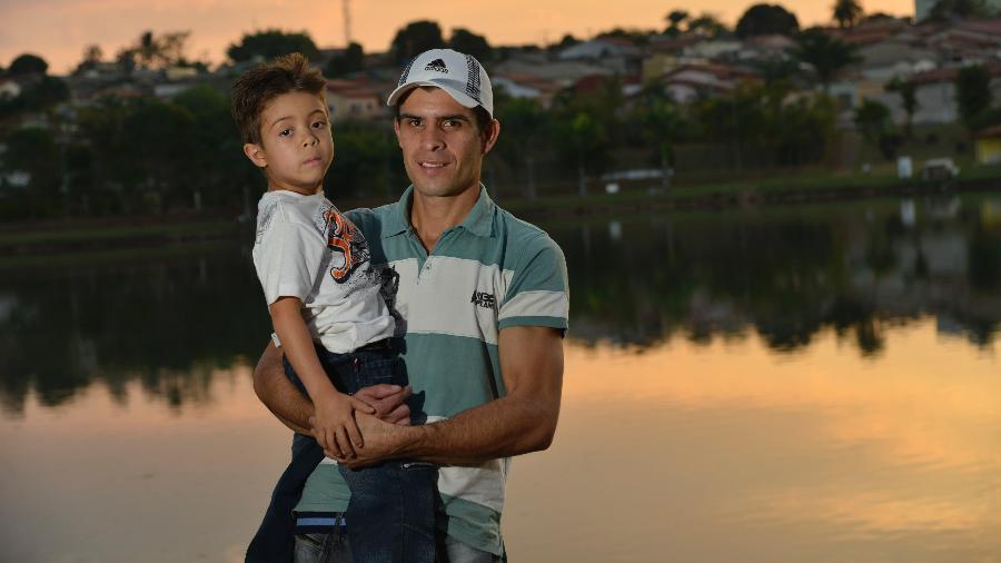 Cridimar da Silva Fiuza, 29, ficou viúvo quando o filho, João Carlos tinha dois anos - Cristiano Borges/UOL