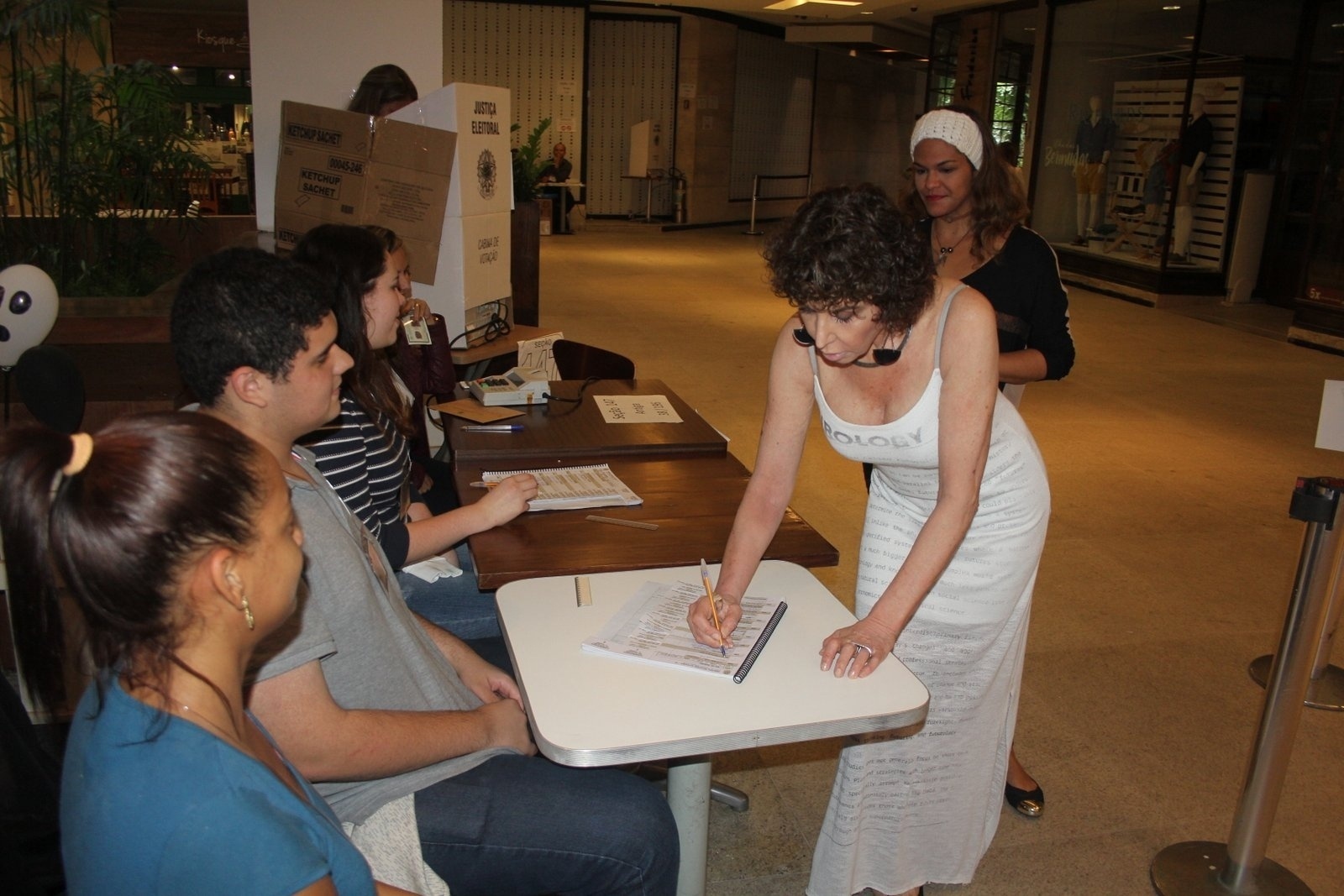 30.out.2016 - A atriz Cláudia Alencar vota em escola na zona sul do Rio de Janeiro, no segundo turno das eleições municipais - AgNews