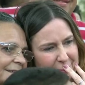 A jornalista Susana Naspolini se emociona com a homenagem dos colegas do "RJTV" - Reprodução/TV Globo - Reprodução/TV Globo