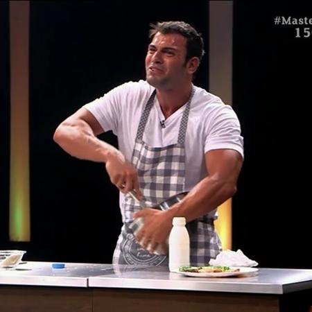 O lutador Fernando suou para fazer chantilly no "MasterChef" - Reprodução/Band - Reprodução/Band