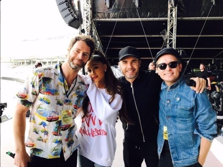 Ariana Grande posa com o Take That nos preparativos para o show pelas vítimas de ataque terrorista em Manchester. Novo show acontece no Old Trafford Cricket Ground, na grande Manchester - Reprodução/Instagram