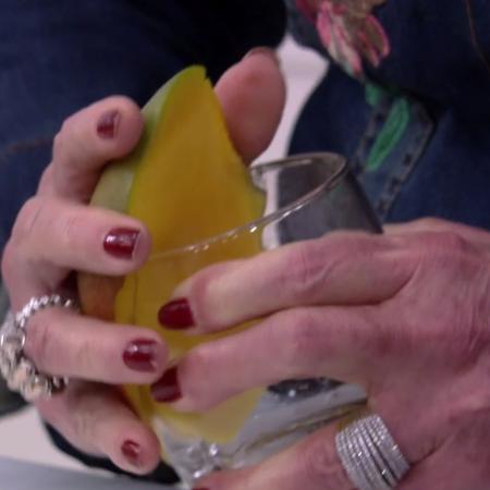 Ana Maria Braga mostra como descascar manga com um copo - Reprodução/TV Globo - Reprodução/TV Globo