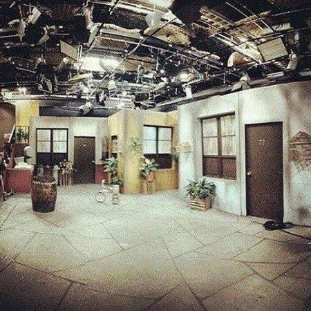 Foto de réplica da vila do "Chaves", com o teto do estúdio, confunde fãs - Reprodução - Reprodução