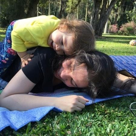 Carolina Oliboni Bastos e a filha, Catarina, personagem de matéria de UOL Estilo sobre endometriose - Arquivo pessoal - Arquivo pessoal