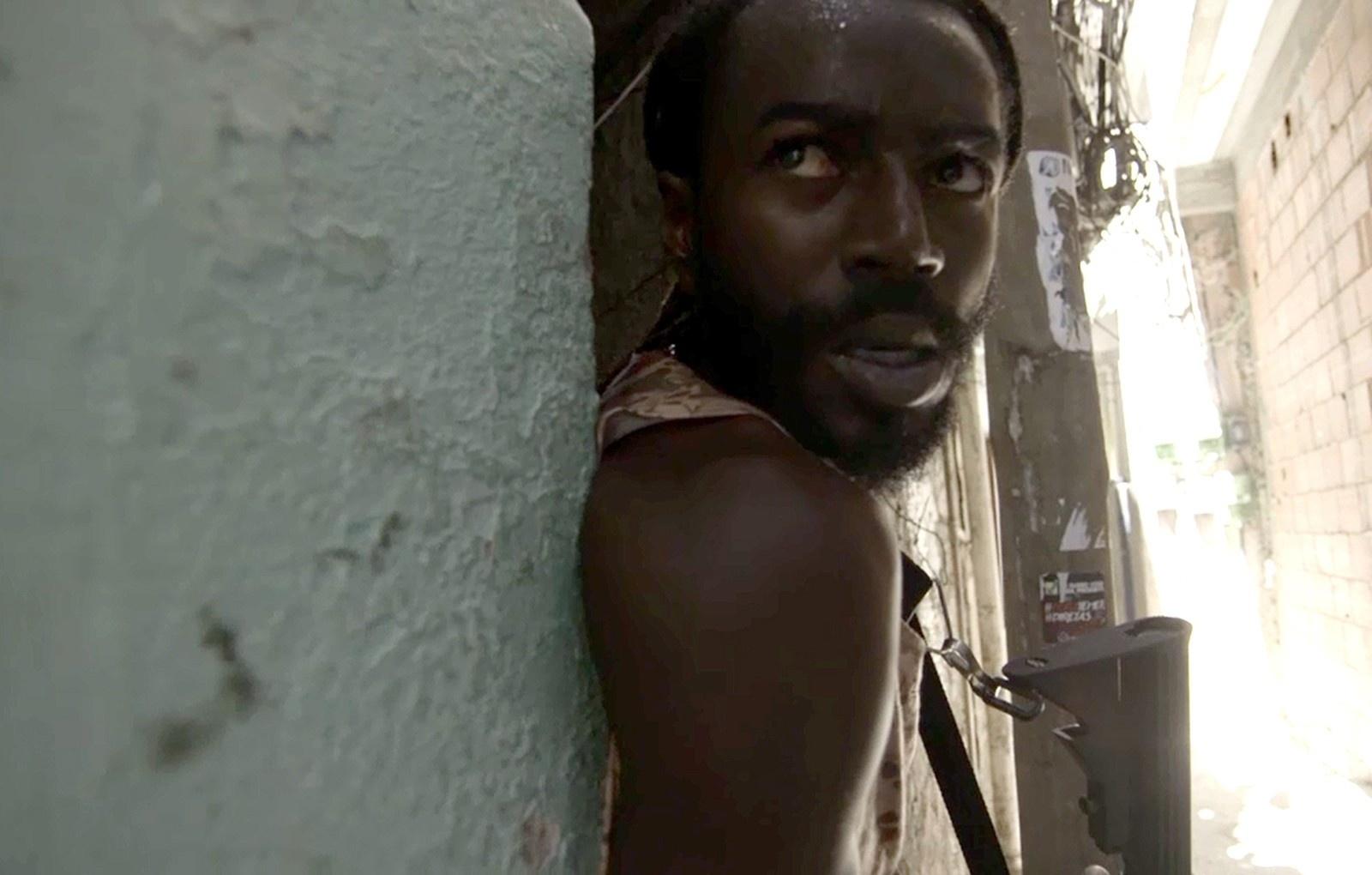 Sabiá (Jonathan Azevedo) foge após matar Rubinho, mas acaba sendo preso por Jeiza (Paolla Oliveira) - Reprodução/A Força do Querer/GShow