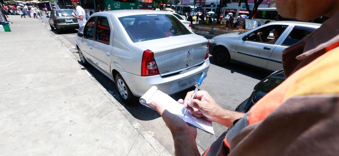 Fiscal da CET aplica multa a veículo - Robson Ventura/Folhapress