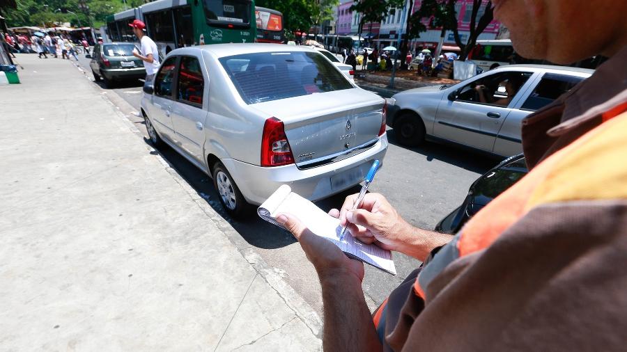 Fiscal aplica multa na capital paulista; multas emitidas pelo município ainda não integram o SNE e não dão direito ao abatimento - Robson Ventura/Folhapress